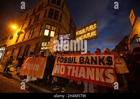 Glasgow, Großbritannien. ‘Bank on Our Future“, organisiert vom Rainforest Action Network, Stop the Money Pipeline und Bank Track, findet in der Abenddämmerung vor dem Kelvingrove Museum statt, wo im Rahmen der 26. UN-Klimakonferenz, bekannt als COP26, eine Abendveranstaltung für Organisationen aus der Finanzwelt stattfand. In Glasgow, Schottland, am 3. November 2021. Foto: Jeremy Sutton-Hibbert/Alamy Live News. Stockfoto