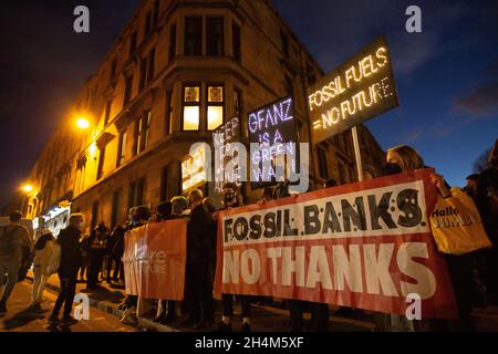 Glasgow, Großbritannien. ‘Bank on Our Future“, organisiert vom Rainforest Action Network, Stop the Money Pipeline und Bank Track, findet in der Abenddämmerung vor dem Kelvingrove Museum statt, wo im Rahmen der 26. UN-Klimakonferenz, bekannt als COP26, eine Abendveranstaltung für Organisationen aus der Finanzwelt stattfand. In Glasgow, Schottland, am 3. November 2021. Foto: Jeremy Sutton-Hibbert/Alamy Live News. Stockfoto