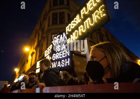 Glasgow, Großbritannien. ‘Bank on Our Future“, organisiert vom Rainforest Action Network, Stop the Money Pipeline und Bank Track, findet in der Abenddämmerung vor dem Kelvingrove Museum statt, wo im Rahmen der 26. UN-Klimakonferenz, bekannt als COP26, eine Abendveranstaltung für Organisationen aus der Finanzwelt stattfand. In Glasgow, Schottland, am 3. November 2021. Foto: Jeremy Sutton-Hibbert/Alamy Live News. Stockfoto