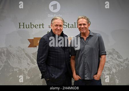 Von links: Michael BRANDNER (Schauspieler) ist Raimund Girwidz, Christian TRAMITZ (Schauspieler) ist Franz Hubert Pressetermin am 3. November 2021 HUBERT OHNE STALLER/10. Staffel ab 12. Januar 2022 an der ersten (ARD). Stockfoto