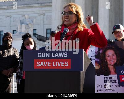 Washington DC, USA. 3. November 2021, Washington, District of Columbia, USA: Die ehemalige Kongressabgeordnete Gabrielle Giffords forderte den Obersten Gerichtshof der USA auf, das New Yorker Gesetz über die Sicherheit von Waffen einzuhalten, bevor das Gericht die Eröffnungsargumente gegen das Gesetz anhörte. Sie und 18 andere wurden während eines konstituierenden Treffens in einem Vorort von Tucson im Januar 2011 angeschossen. Sechs Menschen starben. (Bild: © Sue Dorfman/ZUMA Press Wire) Bild: ZUMA Press, Inc./Alamy Live News Stockfoto