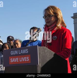 Washington DC, USA. 3. November 2021, Washington, District of Columbia, USA: Die ehemalige Kongressabgeordnete Gabrielle Giffords forderte den Obersten Gerichtshof der USA auf, das New Yorker Gesetz über die Sicherheit von Waffen einzuhalten, bevor das Gericht die Eröffnungsargumente gegen das Gesetz anhörte. Sie und 18 andere wurden während eines konstituierenden Treffens in einem Vorort von Tucson im Januar 2011 angeschossen. Sechs Menschen starben. (Bild: © Sue Dorfman/ZUMA Press Wire) Bild: ZUMA Press, Inc./Alamy Live News Stockfoto