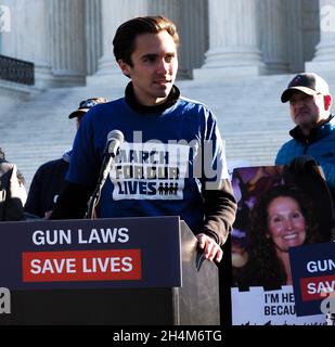 Washington DC, USA. 3. November 2021, Washington, District of Columbia, USA: Der Parkland-Überlebende David Hogg forderte den Obersten Gerichtshof der USA auf, das New Yorker Gesetz zur Sicherheit von Waffen einzuhalten. Er warnte davor, den Willen umzustürzen, was zu mehr laxen Waffengesetzen und mehr Waffengewalt führen würde. Hogg war Mitbegründer von March for Our Lives nach den Schüssen von 2018 an der Stoneman Douglas High School, wo 17 seiner Klassenkameraden getötet und 17 weitere körperlich verletzt wurden. (Bild: © Sue Dorfman/ZUMA Press Wire) Bild: ZUMA Press, Inc./Alamy Live News Stockfoto