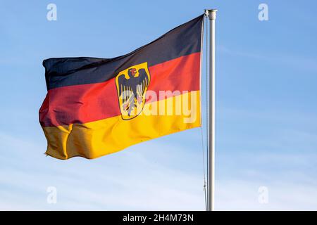 Deutsche Flagge mit Wappen, die sogenannte Bundesdienstflagge, die im Wind weht Stockfoto