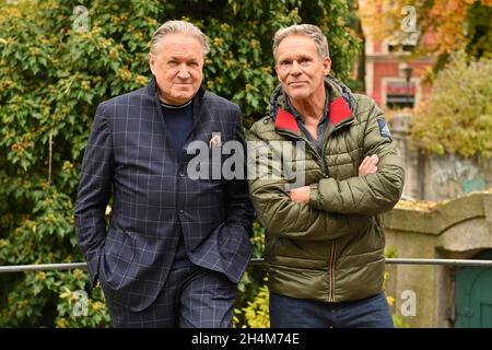 Von links: Michael BRANDNER (Schauspieler) ist Raimund Girwidz, Christian TRAMITZ (Schauspieler) ist Franz Hubert, Pressedatum am 3. November 2021 HUBERT OHNE STALLER/10. Staffel vom 12. Januar 2022 an der ersten (ARD). Stockfoto