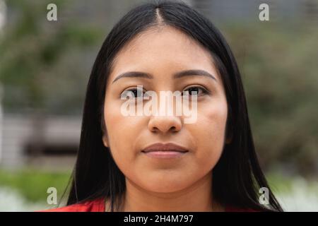 Glückliche asiatische junge Frau lächelt vor der Kamera - Fokus auf Gesicht Stockfoto