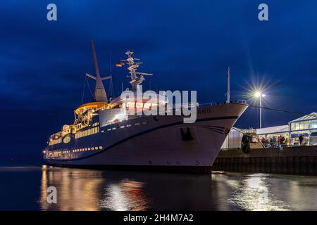 Cassen Eils Flaggschiff HELGOLAND im Hafen von Cuxhaven bei Einbruch der Dunkelheit Stockfoto