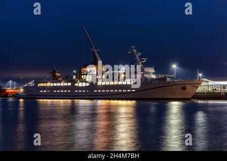 Cassen Eils Flaggschiff HELGOLAND im Hafen von Cuxhaven bei Einbruch der Dunkelheit Stockfoto