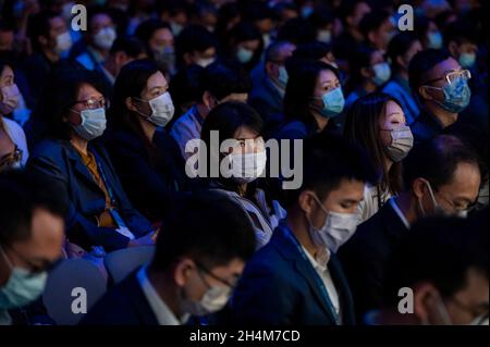 Hongkong, China. November 2021. Besucher nehmen an der 2-tägigen physischen Konferenz der Hong Kong FinTech Week Teil. Kredit: SOPA Images Limited/Alamy Live Nachrichten Stockfoto