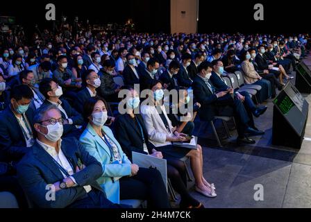 Hongkong, China. November 2021. Besucher nehmen an der 2-tägigen physischen Konferenz der Hong Kong FinTech Week Teil. Kredit: SOPA Images Limited/Alamy Live Nachrichten Stockfoto