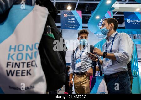 Hongkong, China. November 2021. Besucher besuchen die 2 Tage physische Konferenz der Hong Kong FinTech Week in Hong Kong. Kredit: SOPA Images Limited/Alamy Live Nachrichten Stockfoto