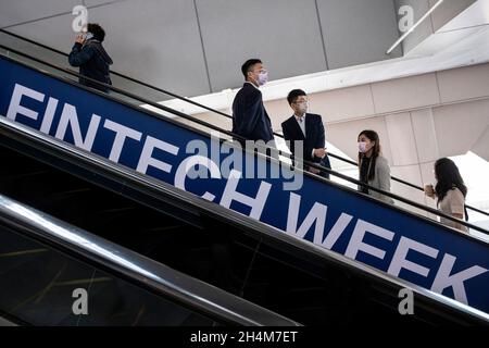 Hongkong, China. November 2021. Die Besucher kommen auf der Rolltreppe an, während der 2-tägigen physischen Konferenz der Hong Kong FinTech Week. Kredit: SOPA Images Limited/Alamy Live Nachrichten Stockfoto