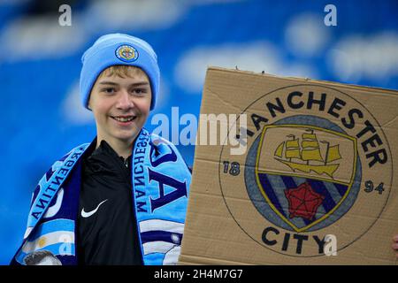 Manchester, Großbritannien. November 2021. Stadtfan mit seinem Pappschild in Manchester, Großbritannien am 11/3/2021. (Foto von Conor Molloy/News Images/Sipa USA) Quelle: SIPA USA/Alamy Live News Stockfoto