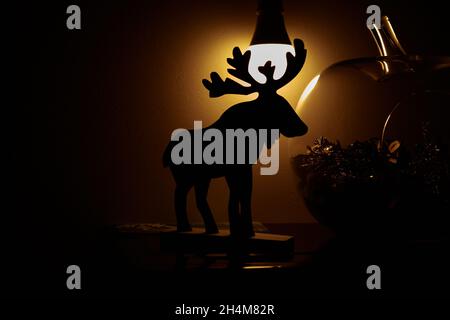 Silhouette einer weihnachtlichen Dekorationsfigur in Form eines Rentiers Stockfoto