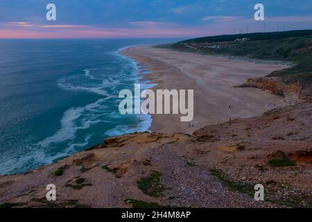 Strand Praia do Norte bei Sonnenuntergang, Nazaré. Portugal. Stockfoto