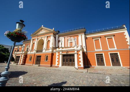 Dramatik im Zentrum der Altstadt von Klaipeda in Litauen, an der Ostsee, Stockfoto