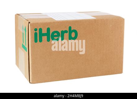 Russland Moskau, 02.06.2020: Box mit dem Markenlogo iHerb. Nahaufnahme isoliert auf weißem Hintergrund. Stockfoto
