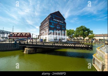 KLAIPEDA, LITAUEN, 16. AUGUST 2017: Old Mill Hotel am Ufer des Dane Flusses in der Altstadt von Klaipeda, Litauen. Stockfoto