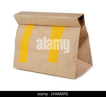 Moskau, Russland - 17. Juni 2020: McDonalds Papiertütenverpackung isoliert auf weißem Hintergrund. Lieferung nach Hause. Stockfoto