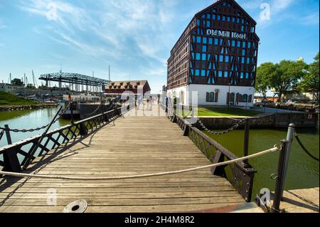 KLAIPEDA, LITAUEN, 16. AUGUST 2017: Old Mill Hotel am Ufer des Dane Flusses in der Altstadt von Klaipeda, Litauen. Stockfoto