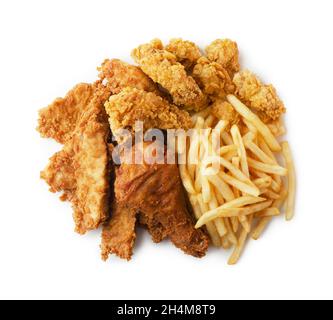 Gebratenes Huhn mit Pommes frites, panierten Trommelstöcken und Nuggets isoliert auf weißem Hintergrund. Bierset. Stockfoto