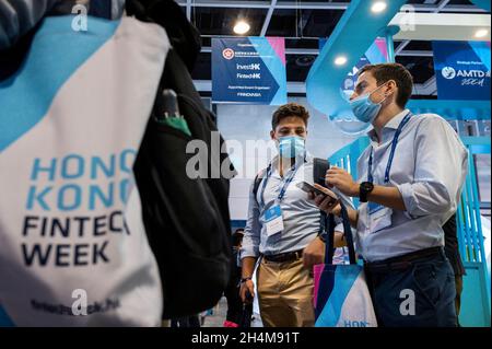 Hongkong, China. November 2021. Besucher besuchen die 2 Tage physische Konferenz der Hong Kong FinTech Week in Hong Kong. (Foto von Miguel Candela/SOPA Images/Sipa USA) Quelle: SIPA USA/Alamy Live News Stockfoto