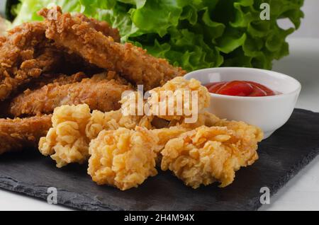 Gebratenes Huhn mit pommes Frites und Nuggets. Mit Ketchup. Stockfoto