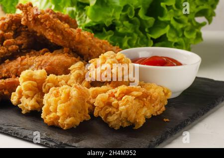 Gebratenes Huhn mit pommes Frites und Nuggets. Mit Ketchup. Stockfoto