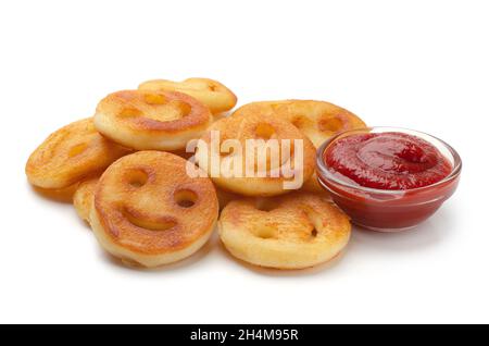 Hausgemachte Pommes Frites mit Smiley-Gesicht und Ketchup auf weißem Hintergrund isoliert Stockfoto