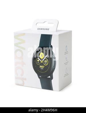 Moskau, Russland - 18. August 2020: Die Samsung Galaxy Watch Active in Box, Smartwatches isoliert auf weißem Hintergrund Stockfoto
