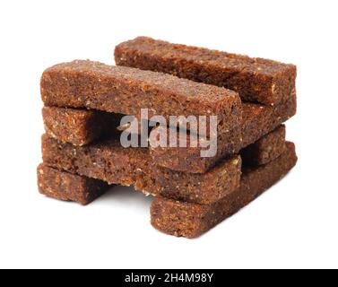 Toast Brotkrumen isoliert auf weißem Hintergrund. Ein Stück braunes Brot. Semmelbrösel mit Croutons. Stockfoto
