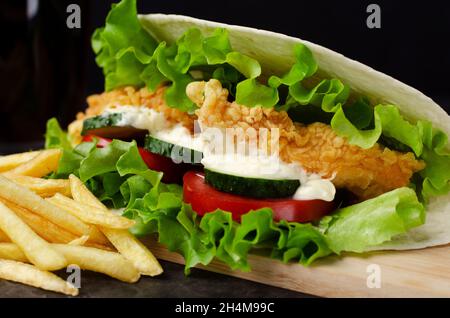 Pita mit gebratenem Huhn und Gemüse, serviert mit einer köstlichen Sauce Stockfoto