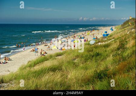 17. August 2017, Nida, Litauen. Überfüllter Strand im Sommer heißer, heller Sommertag an der Kurischen Nehrung der Ostsee. Stockfoto