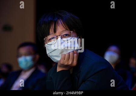 Hongkong, China. November 2021. Ein Besucher nimmt an der 2-tägigen physischen Konferenz der Hong Kong FinTech Week in Hong Kong Teil. (Foto von Miguel Candela/SOPA Images/Sipa USA) Quelle: SIPA USA/Alamy Live News Stockfoto