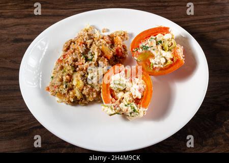 Tabbouleh Salat mit gefüllter Tomate. Vegetarische Gerichte. Traditionelles mittelöstliches oder arabisches Gericht. Draufsicht Stockfoto