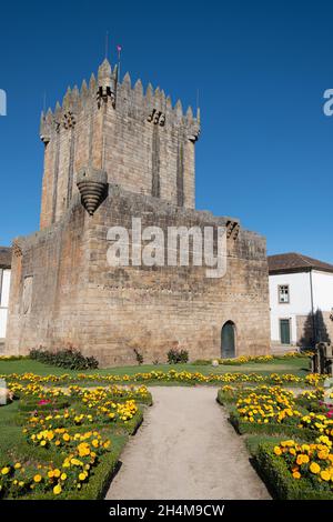 Chaves Stadt historisches Schloss mit schönen Blumengarten, Chaves, Vila Real, Portugal, Europa Stockfoto