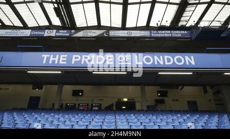 Nahaufnahme der Tribünen des Chelsea FC Stamford Bridge Stadions in London, England. Auf der Stamford Bridge befindet sich der Chelsea Football Club Stockfoto