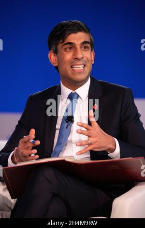 Glasgow, Schottland, Großbritannien. November 2021. IM BILD: RT Hon Rishi Sunak, der britische Schatzkanzler, sprach beim COP26-Klimagipfel in Glasgow über die Finanzländer. Sunak führte den Vorsitz bei einer Podiumsdiskussion zum Thema „Unterstützung eines Finanzsystems für eine Netto-Null- und widerstandsfähige Zukunft“. Er lud Redner (von links nach rechts) ein: Wirtschaftsminister Arbelche Azucena, Uruguay; Mathias Cormann, Generalsekretär der OECD; Alison Rose, Chief Executive NatWest Group; Carlos Dominguez, Finanzminister der Philippinen; Rishi Sunak, UK Chanceller of the Exchecr. Quelle: Colin Fisher/Alamy Live News Stockfoto
