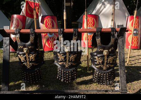 Rüstungen, Schilde und Waffen römischer Legionäre. Nachbau eines römischen Militärlagers. Stockfoto