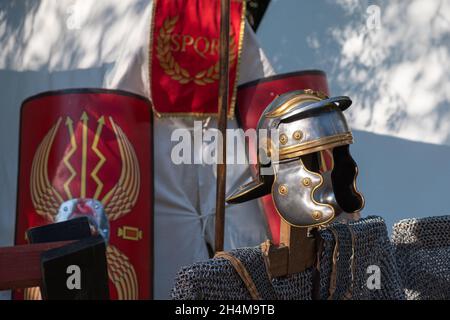 Helm, Schild und Kettenpost eines römischen Legionärs in einer historischen Nachstellung. Militärische Ausrüstung eines römischen Soldaten. Stockfoto