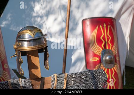 Helm, Schild und Kettenpost eines römischen Legionärs, in einer historischen Nachstellung. Stockfoto