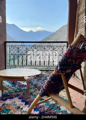 Zimmer mit Aussicht. Schöne Berber-Gastfamilie im Hohen Atlas-Gebirge mit Toubkal-Nationalpark im Hintergrund. Imlil-Tal, Marokko. Stockfoto