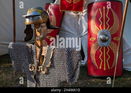 Helm, Schild und Kettenpost eines römischen Legionärs, bei einer historischen Nachstellungsparty. Stockfoto