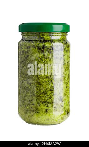 Hausgemachte Basilikum-Pesto-Sauce in Glas isoliert auf weißem Hintergrund Stockfoto