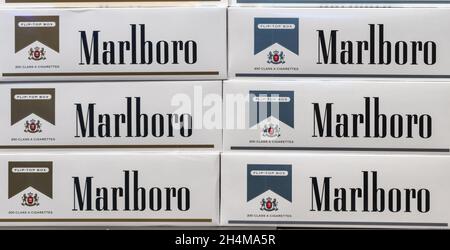 Schachteln mit Marlboro-Zigaretten von Phillip Morris USA in Toronto, Kanada. November 2, 2021 Stockfoto