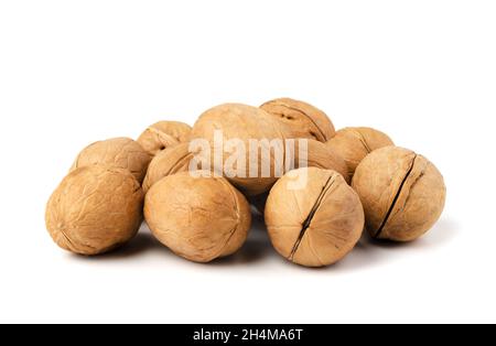 Walnüsse, die isoliert auf weißem Hintergrund Stockfoto