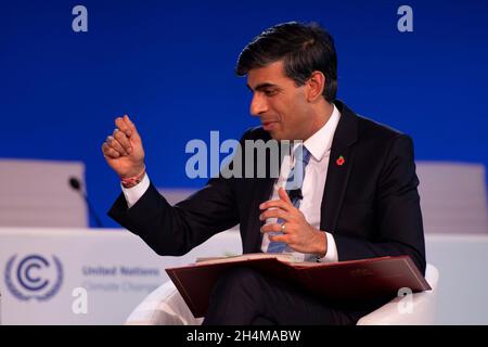 Glasgow, Schottland, Großbritannien. November 2021. IM BILD: RT Hon Rishi Sunak, der britische Schatzkanzler, sprach beim COP26-Klimagipfel in Glasgow über die Finanzländer. Sunak führte den Vorsitz bei einer Podiumsdiskussion zum Thema „Unterstützung eines Finanzsystems für eine Netto-Null- und widerstandsfähige Zukunft“. Er lud Redner (von links nach rechts) ein: Wirtschaftsminister Arbelche Azucena, Uruguay; Mathias Cormann, Generalsekretär der OECD; Alison Rose, Chief Executive NatWest Group; Carlos Dominguez, Finanzminister der Philippinen; Rishi Sunak, UK Chanceller of the Exchecr. Quelle: Colin Fisher/Alamy Live News Stockfoto