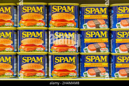 Vollformatbild von SPAM-Dosen von Hormel Foods, gesehen in einem Ladenregal in Toronto, Kanada am 2. November 2021 Stockfoto