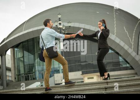 Zwei gut geeignete italienische Geschäftsleute treffen sich nur für die Dokumente Stockfoto