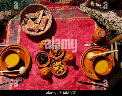 Luftaufnahme eines authentischen marokkanischen Abendessens in der Berber-Gastfamilie im Hohen Atlas. Imlil-Tal, Marokko. Stockfoto